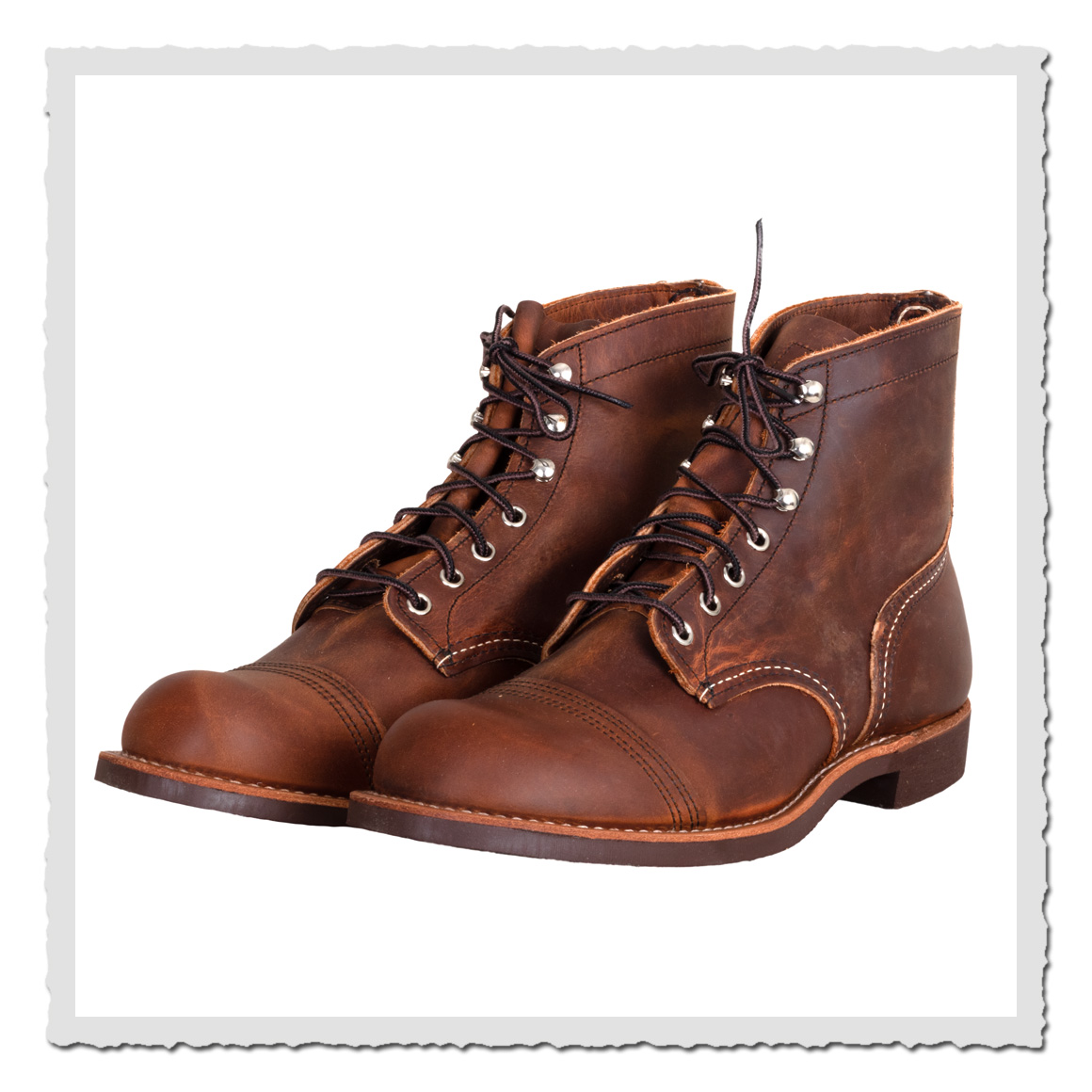 Braune Schnürstiefel von vorn schräg fotografiert, weißer Hintergrund mit hellem Rahmen.